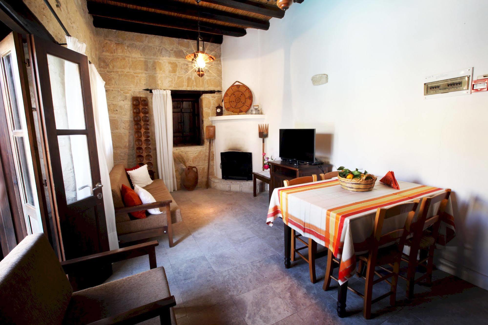 Goudhi Leonidas Village Houses מראה חיצוני תמונה